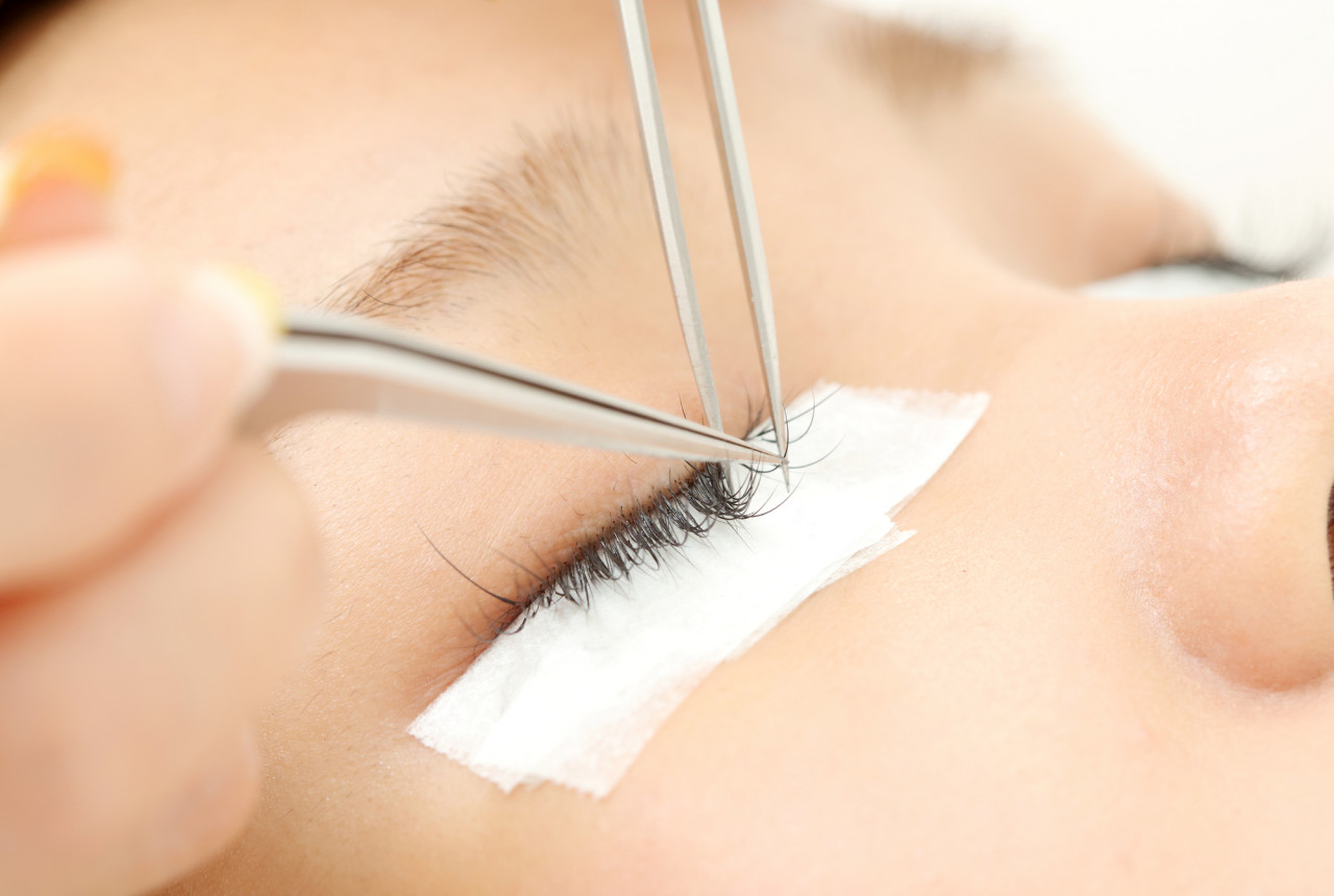 まつエクの施術をしている女性